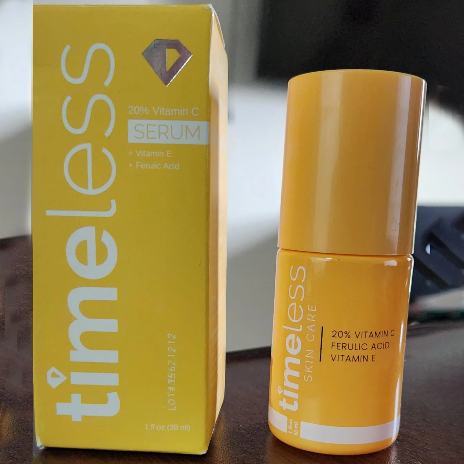 Vitamin C Serum - 時代を超えて愛されるビタミンC配合の美容液。コラーゲンを配合し、肌のトーンを明るくし、くすみを改善。すべての肌タイプに適した、軽いテクスチャーのフェイスエッセンス。