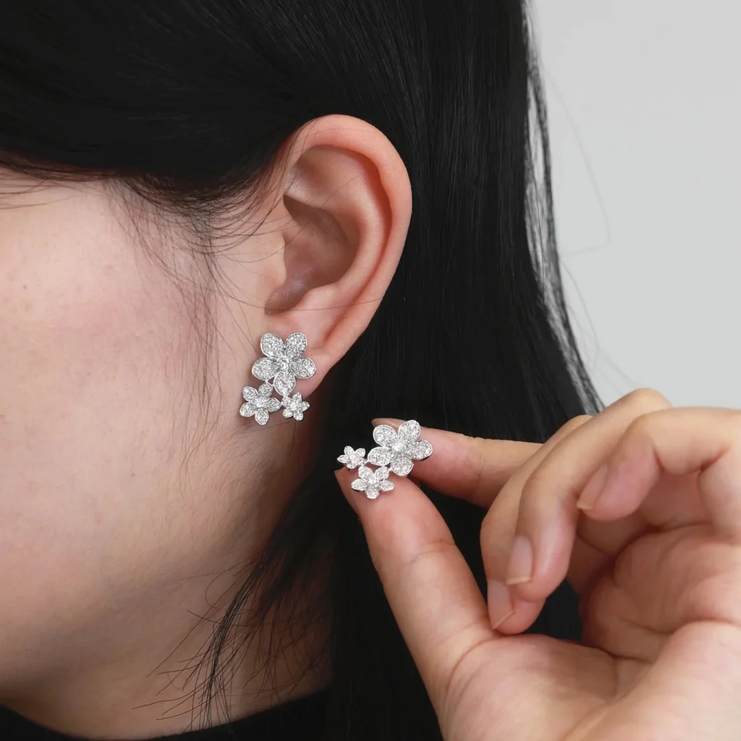 Butterfly-shaped earrings featuring the butterfly motif, representing a mysterious and noble woman.
