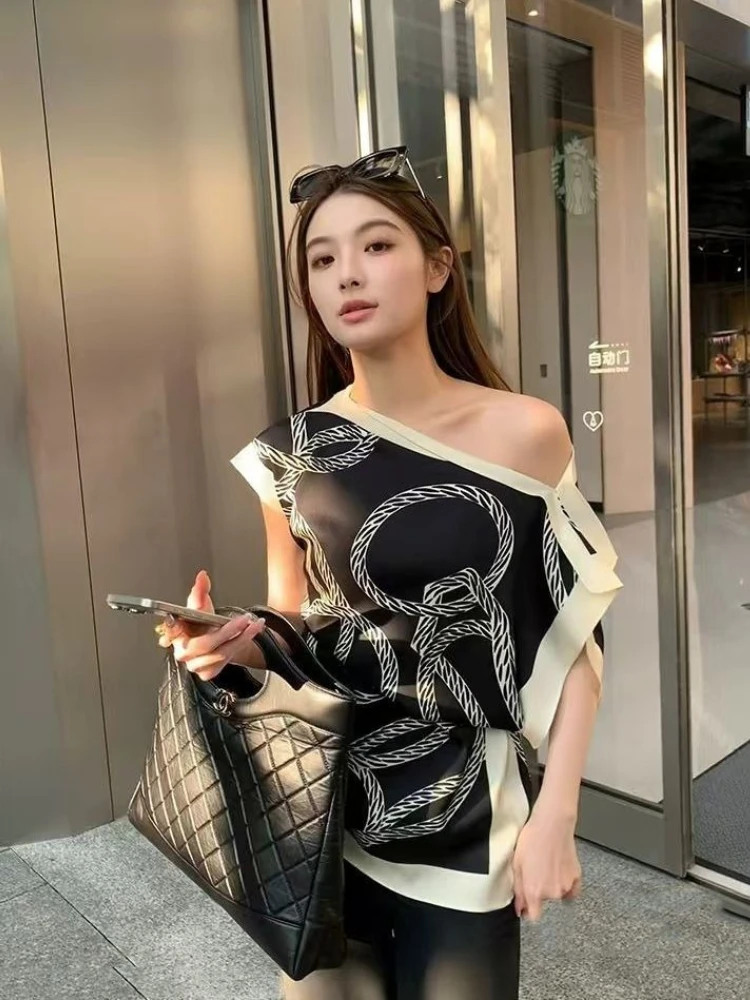 

2026 Summer Fashion New Printed High End Slant Shoulder Top with A Girl's Design Sensual Sleeveless Satin Shirt Corset Top