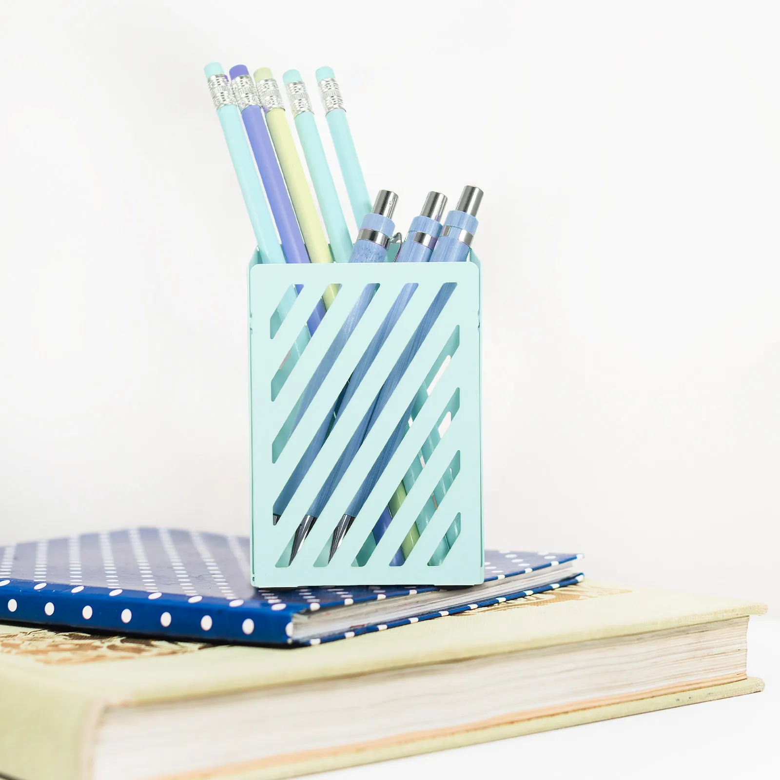 

Металлическая подставка для ручек, настольный органайзер, квадратный стакан для карандашей, современная сетчатая подставка для ручек, для офисных принадлежностей, держатель для кистей для макияжа, для небольшого стола
