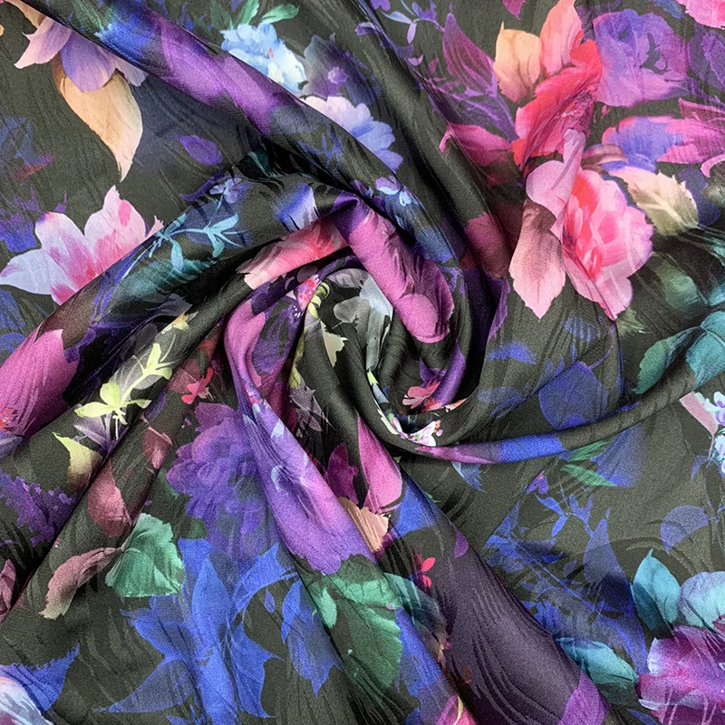 1 متر 95% التوت الحرير 5% دنة 25 مومي الجاكار نسيج الحرير الأسود الأزهار طباعة 108 سنتيمتر 42.5 "واسعة بواسطة الفناء JX173