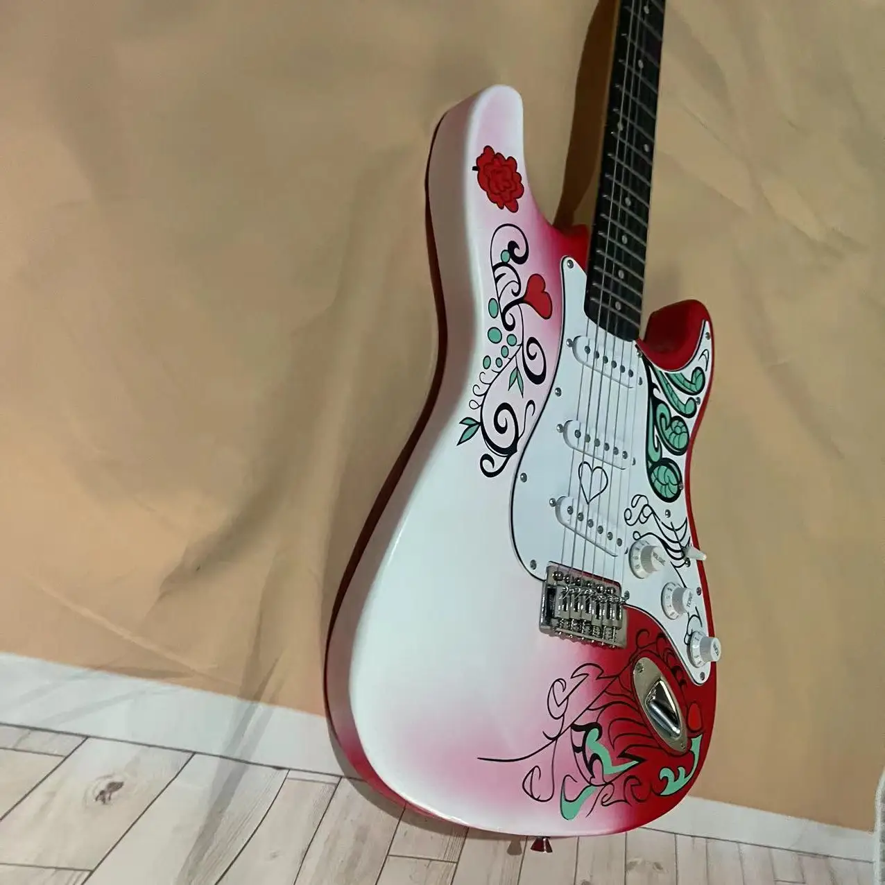 In stock, 6-chord flower tube electric guitar, hand drawn body, real shipping pictures, order shipped immediately