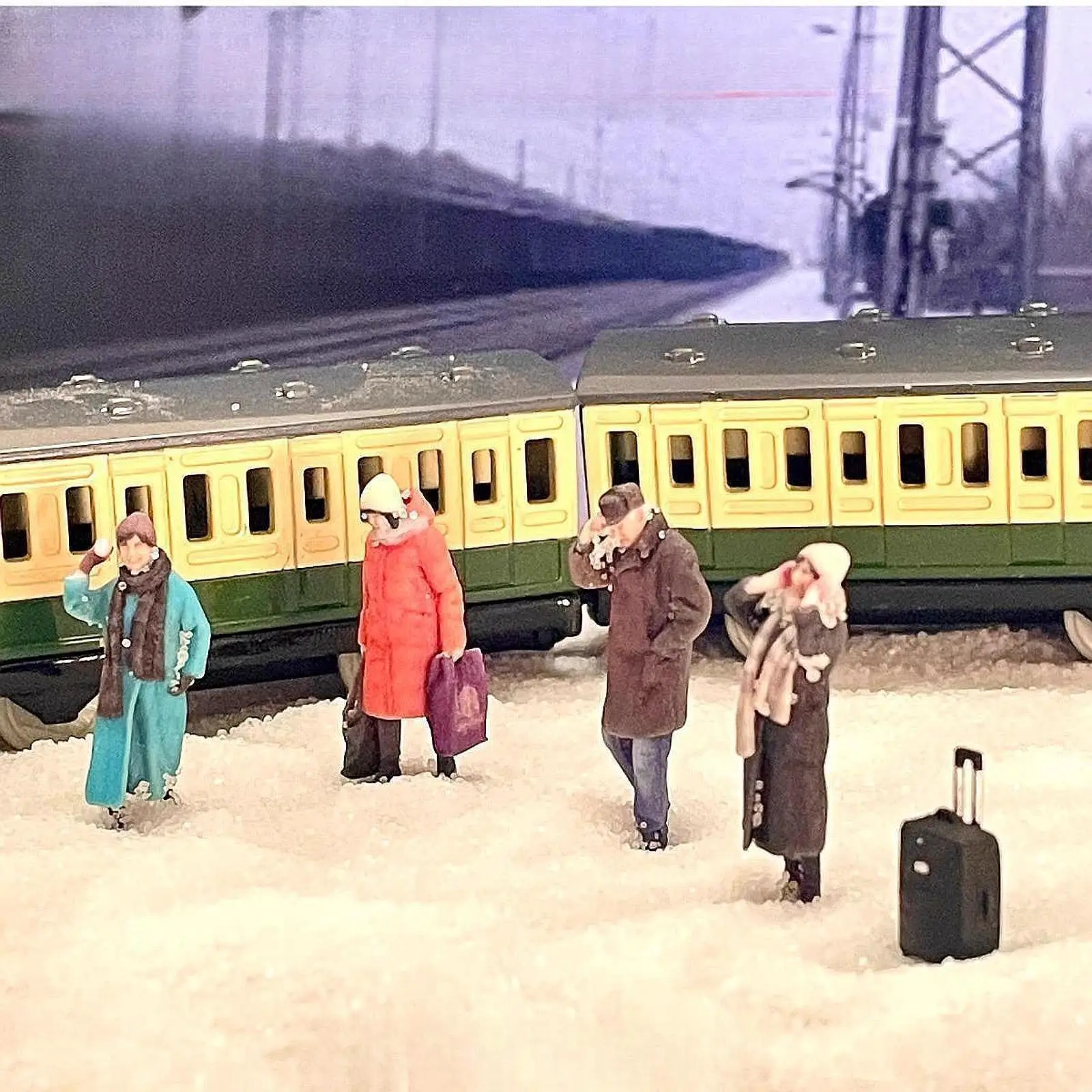 Figuras de personas a escala 1/64 pintadas a mano para Diorama de escena en miniatura, 4 Uds.