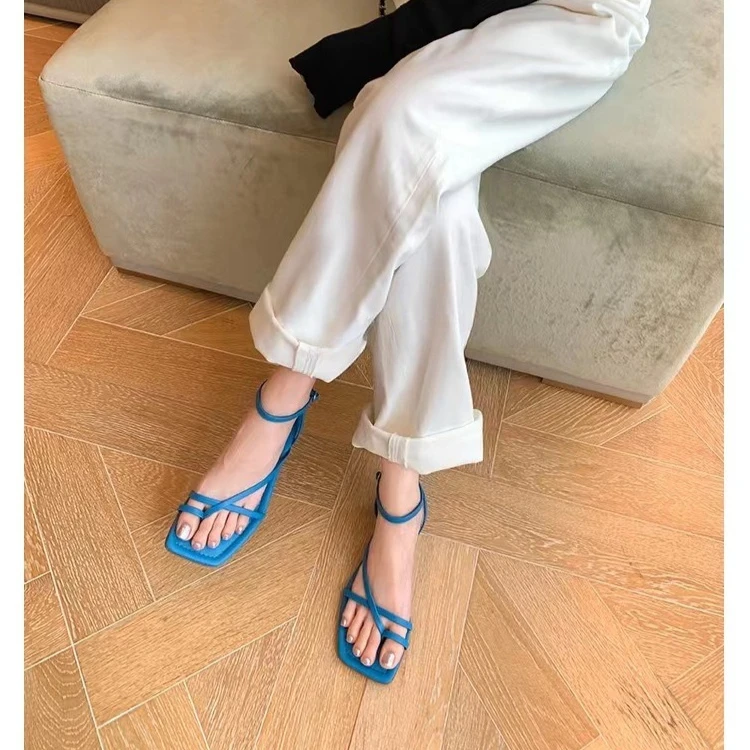 Französische Sandalen mit quadratischer Spitze und überkreuzten Riemen, Sommer 2026 Neuheit, flache Damen-Strandsandalen, silberne Gladiator-Sandalen.