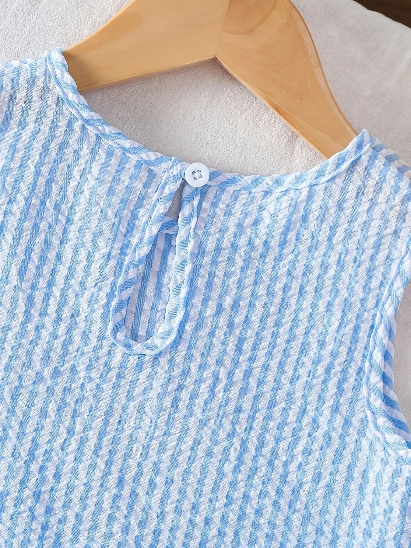 Zweiteiliges Set für Mädchen in Blau und Weiß mit Streifenmuster: ärmelloses Oberteil mit Seersucker-Textur und gewellten Saumdetails, kombiniert mit – Detail 4