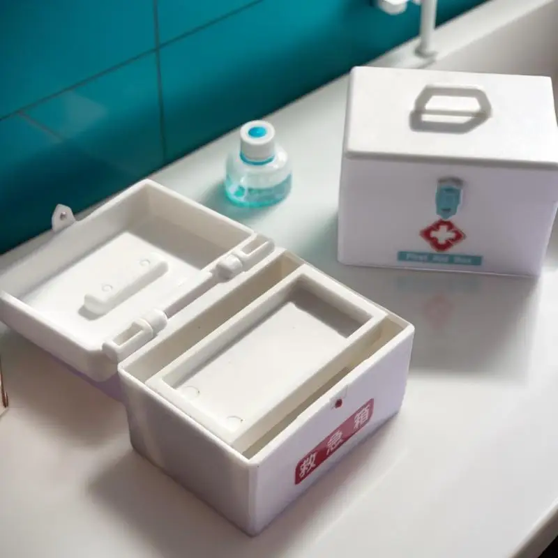 

1pcs 1/12 Dollhouse Miniature Simulation Medicine Box Emergency Case Model Toys Dollhouse Living Room Decor Part Scene Ornament