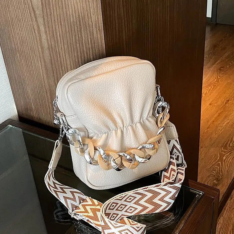 

2025 Womens White Square Bag Wrinkled Chain Strap Crossbody Purse Summer Wide Strap Shoulder Bag with Premium Texture