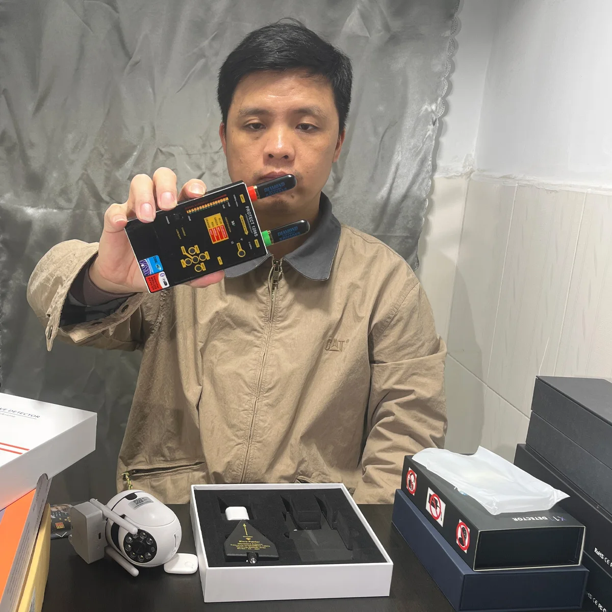 

Детектор защиты от скрытого наблюдения и отслеживания PROTECT1206S – обнаруживает скрытые камеры, GPS-трекеры, подслушивающие устройства с системой двух антенн