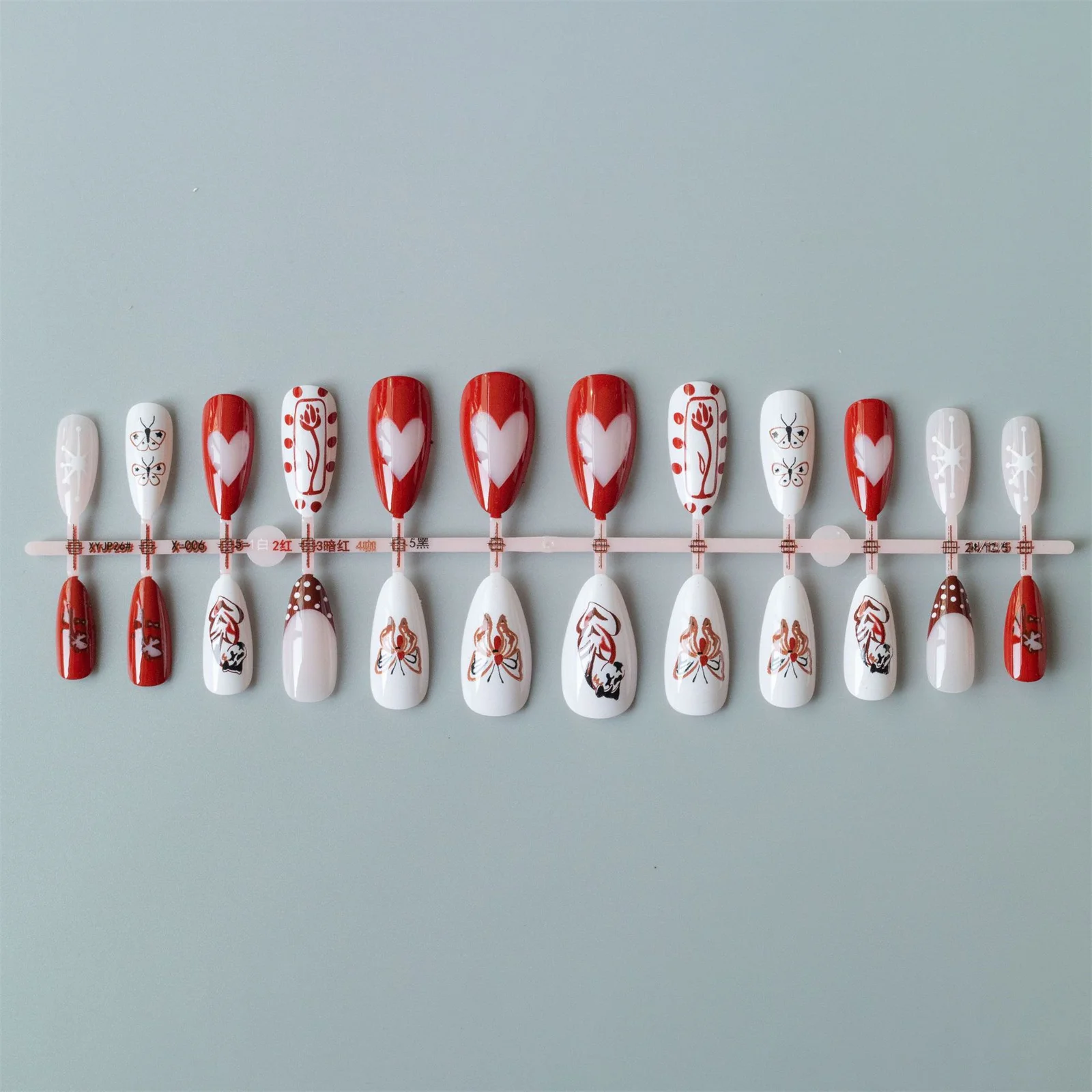 レトロショートアーモンドフェイクネイル 24 個レッド/ホワイトプレスオンネイルラブハート/フラワー/バタフライプリント女性バレンタインデーネイルアート