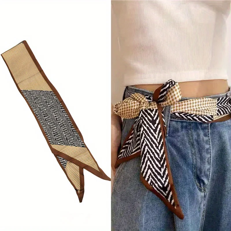 Neuer taillierter Seidenschal: Untergesetztes rechteckiges Design für stilvolle Denim-Paare. Vielseitiges Modeaccessoire