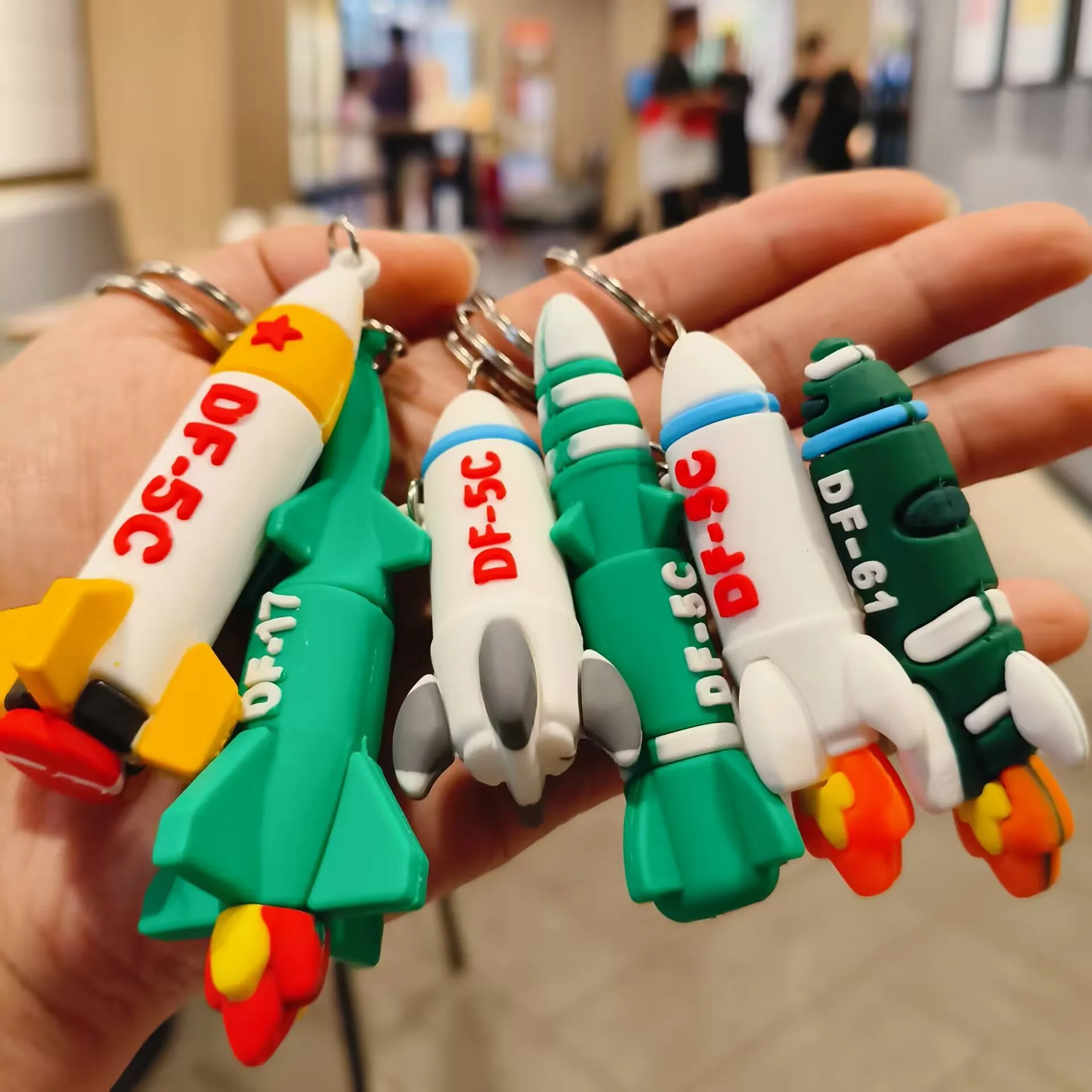 Random 10pcs Creative Cartoon Dongfeng Rocket Keychains Cute Mini Simulated Missile Backpack Pendant Car Accessories Gifts