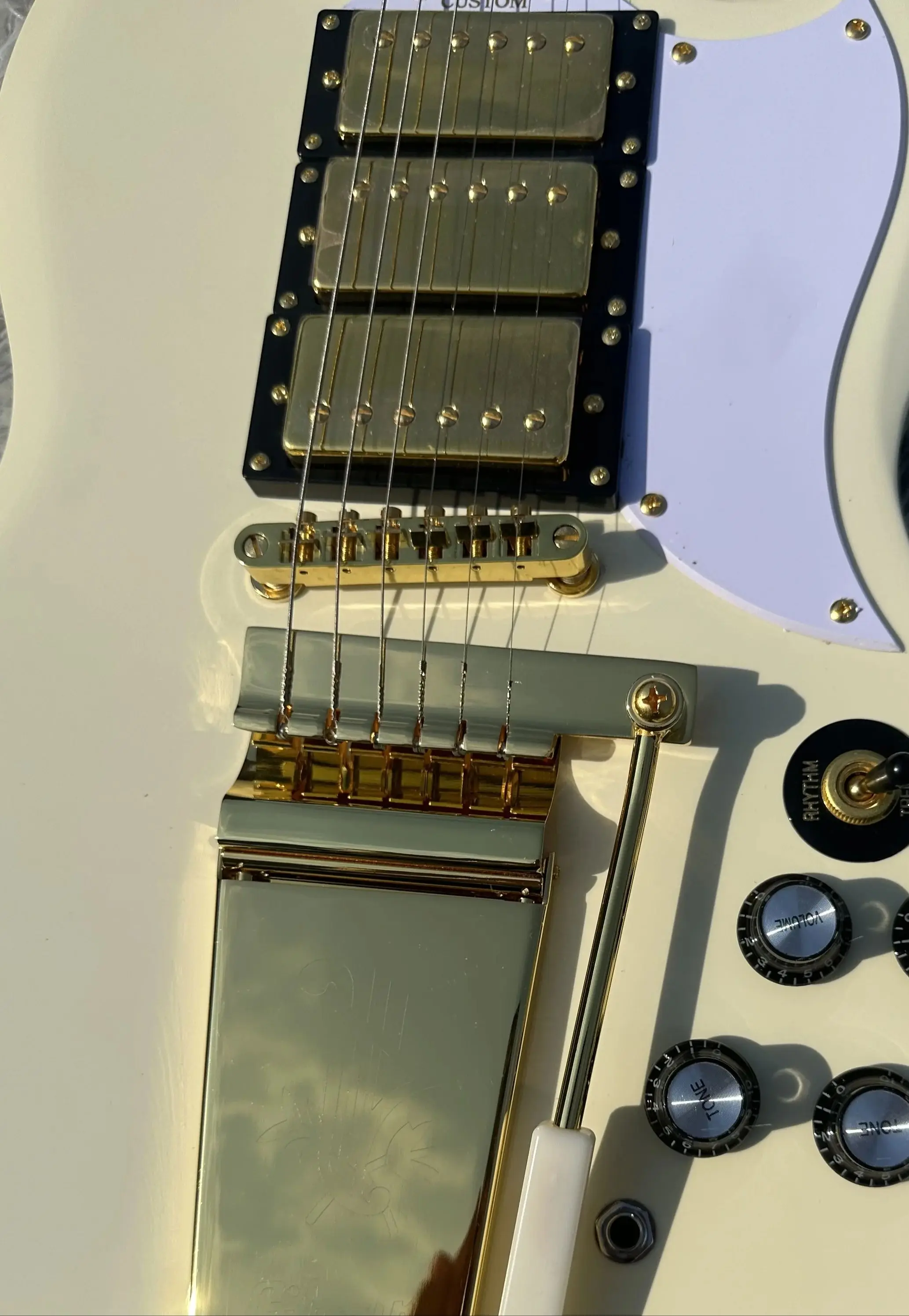 Customized electric guitar, SG electric guitar, cream white, gold vibrato, in stock, lightning package