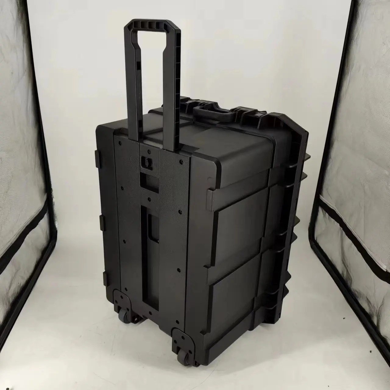 Cassetta degli attrezzi impermeabile IP67 protettiva di sicurezza per attrezzature in plastica dura di alta qualità con tiranti e ruote