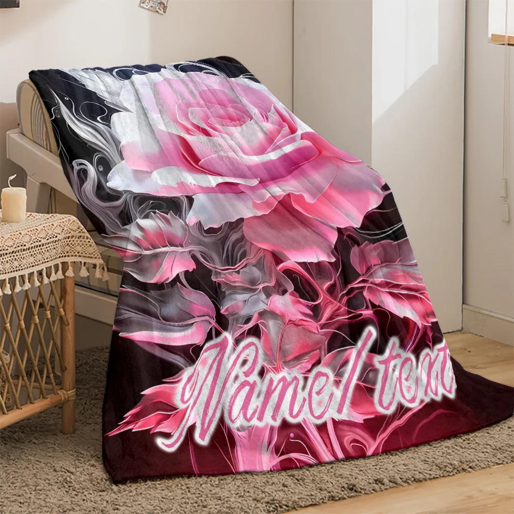 بطانية من الفلانيل الوردي ذات اسم مخصص، ناعمة وخفيفة الوزن مع تصميم الأزهار للأريكة والسرير والسفر والتخييم #3