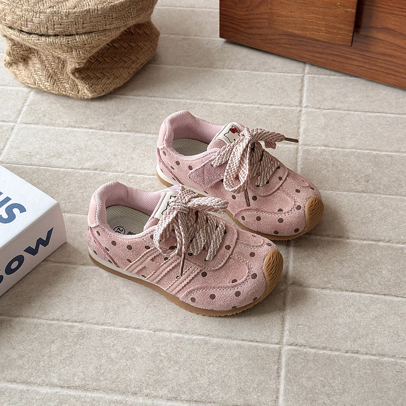 أحذية كاجوال للفتيات اللطيفة منقطة لربيع وخريف 2025 بكعب مسطح ورباط ومضادة للانزلاق ونعل ناعم أحذية رياضية مريحة.