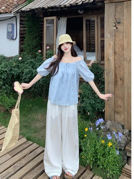 

Синяя блузка Sweet Sle с круглым вырезом и вышивкой, а также прямые брюки с высокой талией больших размеров. Новинка лета.