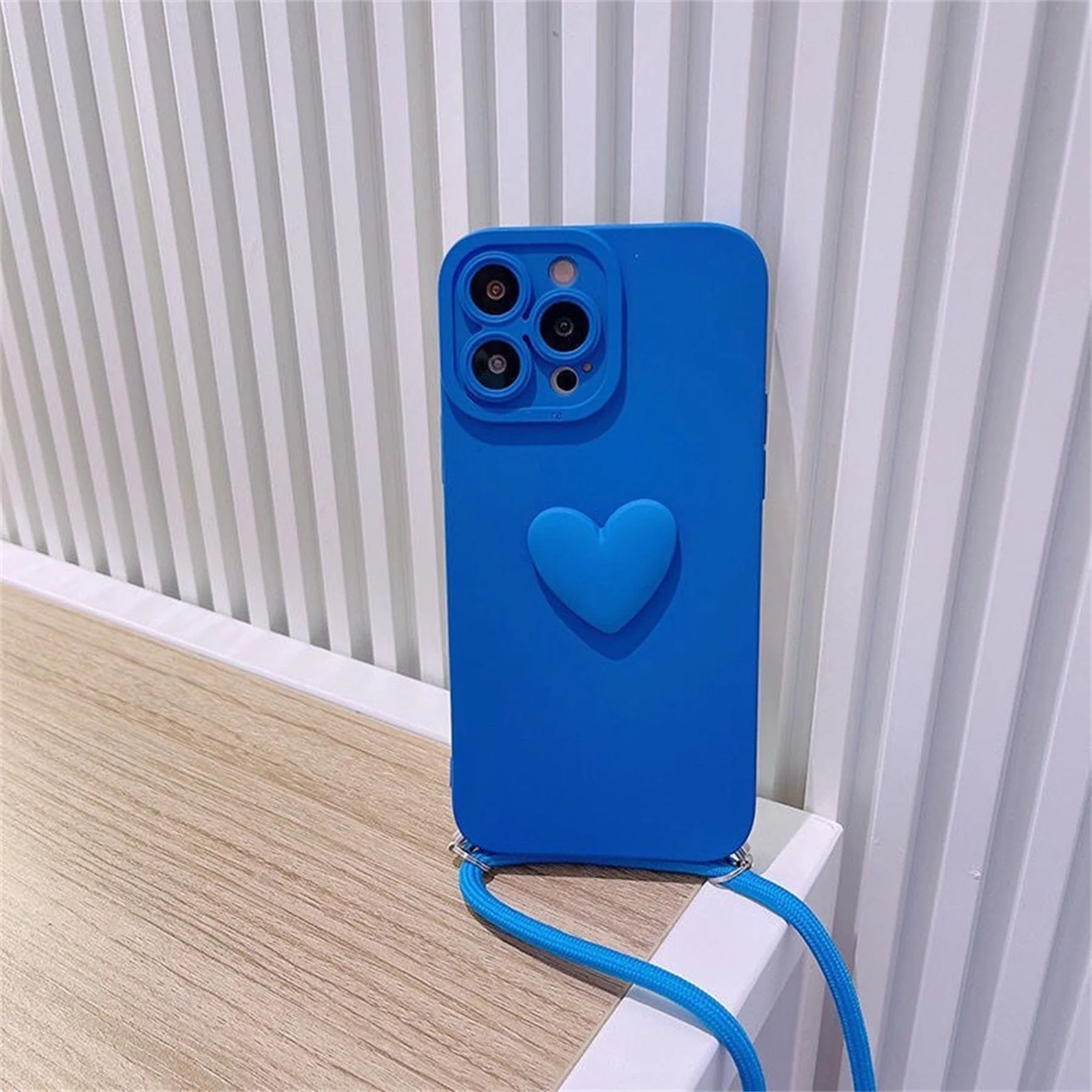 Custodia a forma di cuore d'amore con cordino a tracolla blu Klein di lusso coreano per iPhone 11 12 13 14 15 Pro Max custodia antiurto con cinturino