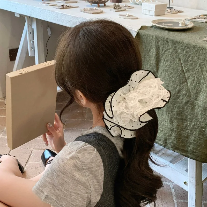 ربطة شعر أنيقة من الدانتيل مكونة من أربع طبقات على شكل ذيل حصان راقية