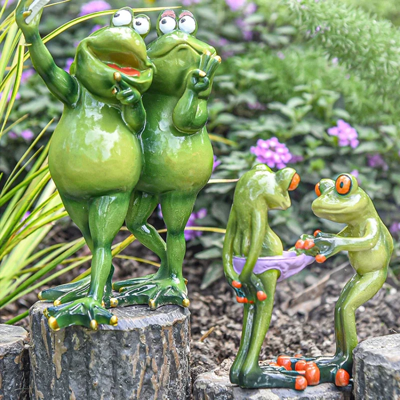 

Funny Green Frog Snap Take Selfie Figurine Creative Resin Decorative Statue, Gift for Home, Office, Desk, Garden Decor, Ornament