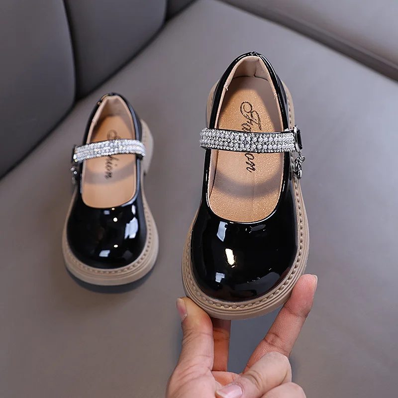 Sepatu Kulit Anak Perempuan 2025 Sepatu Putri Fashion Anak Baru Sepatu Flat Kasual Anak-anak Serbaguna Tari PU Mengkilap untuk Pesta Pernikahan