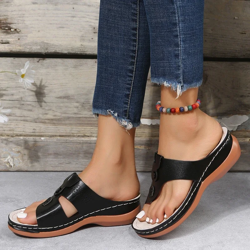Damen Verstellbare Keilabsatz-Sandalen mit Knopfverschluss, Orthopädischer Fußgewölbestütze, Perforierte Sommer-Plateau-Flip-Flops – Detail 23