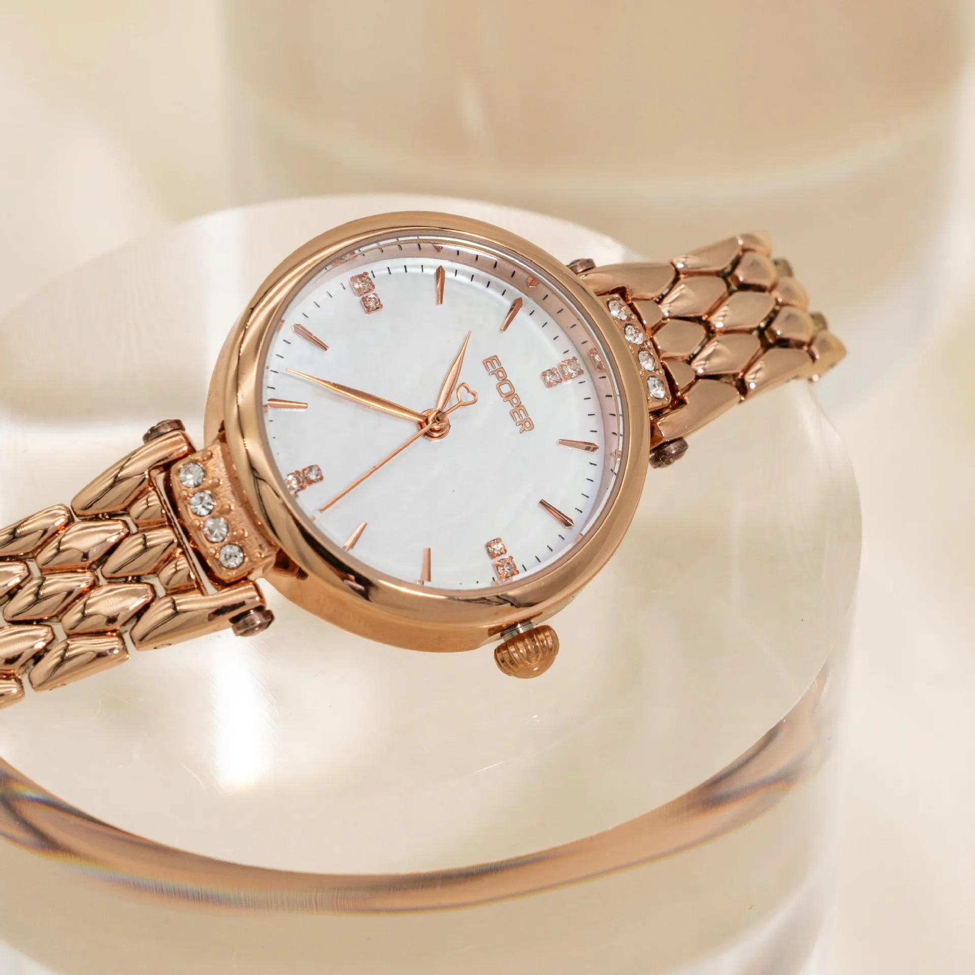 ساعة جديدة أنيقة وفاخرة، تصميم عالي القيمة، متعددة الاستخدامات وسهلة المطابقة مع حزام من الفولاذ المقاوم للصدأ.