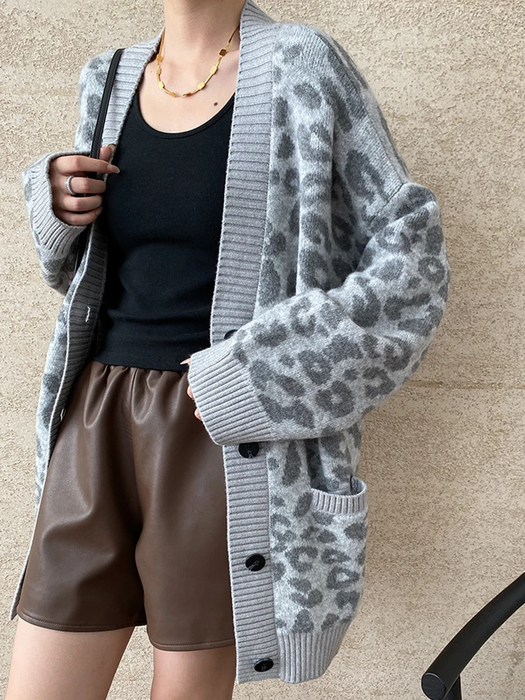 [EAM] Leopard Printed Big Size Knitting Cardigan Sweater V-Neck Long Sleeve Women New Fashion Tide Spring Autumn 2024 1DH7134