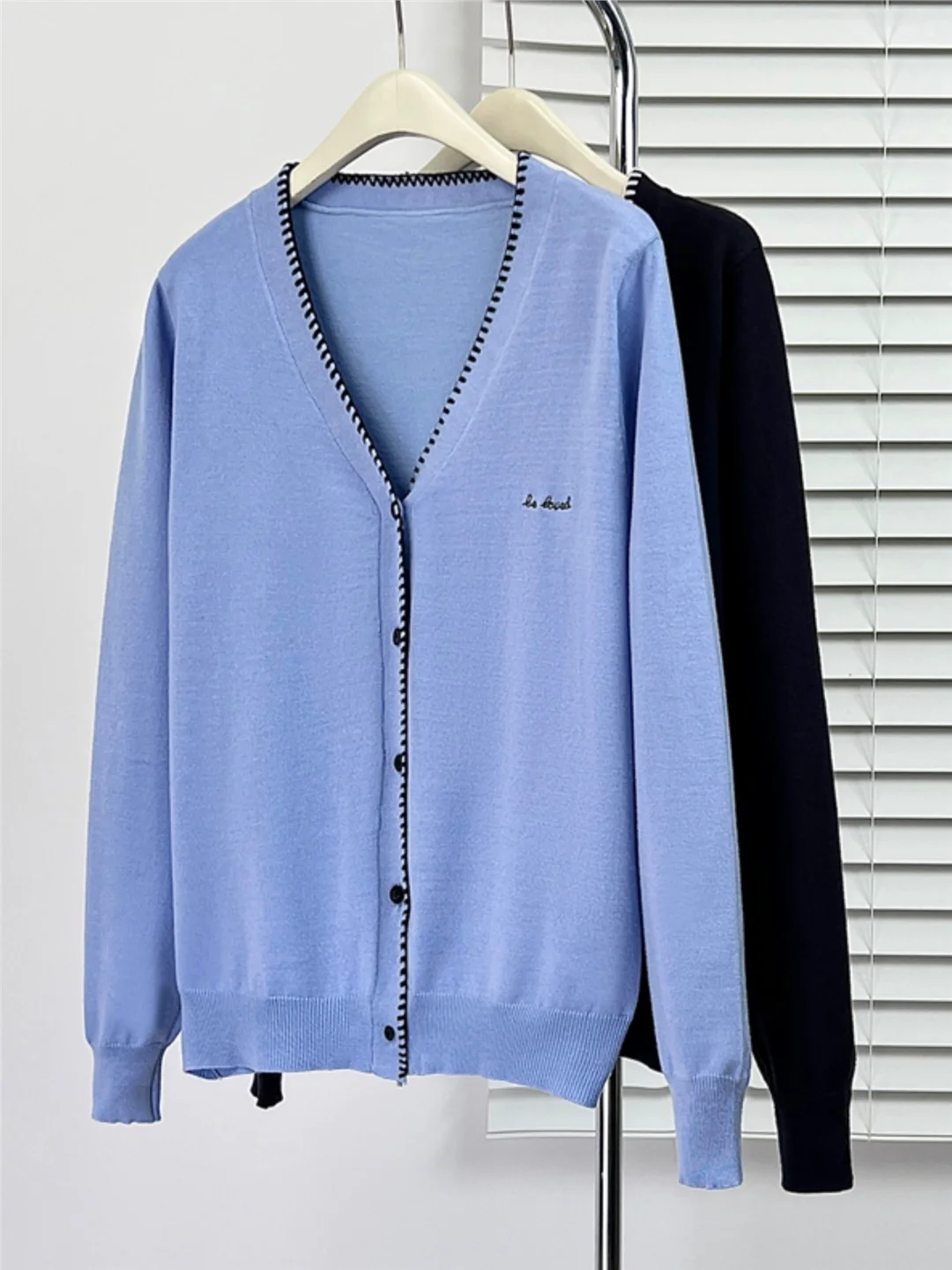 

Синий вязаный кардиган с V-образным вырезом и длинными рукавами для женщин больших размеров, весенний, с эффектом стройности, повседневный топ для фигуры «песочные часы»