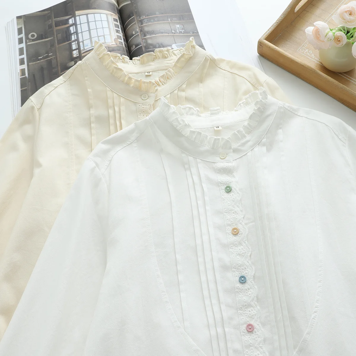 เสื้อเชิ้ตแขนยาวผ้าฝ้ายฤดูใบไม้ร่วงปี 2025 รุ่นใหม่ แต่งระบายแบบต่อผ้าสำหรับผู้หญิง สไตล์ Mori Girl ดีไซน์พับเก็บได้ สวยเก๋ ทันสมัย ทรงหลวม รุ่น T59125CC