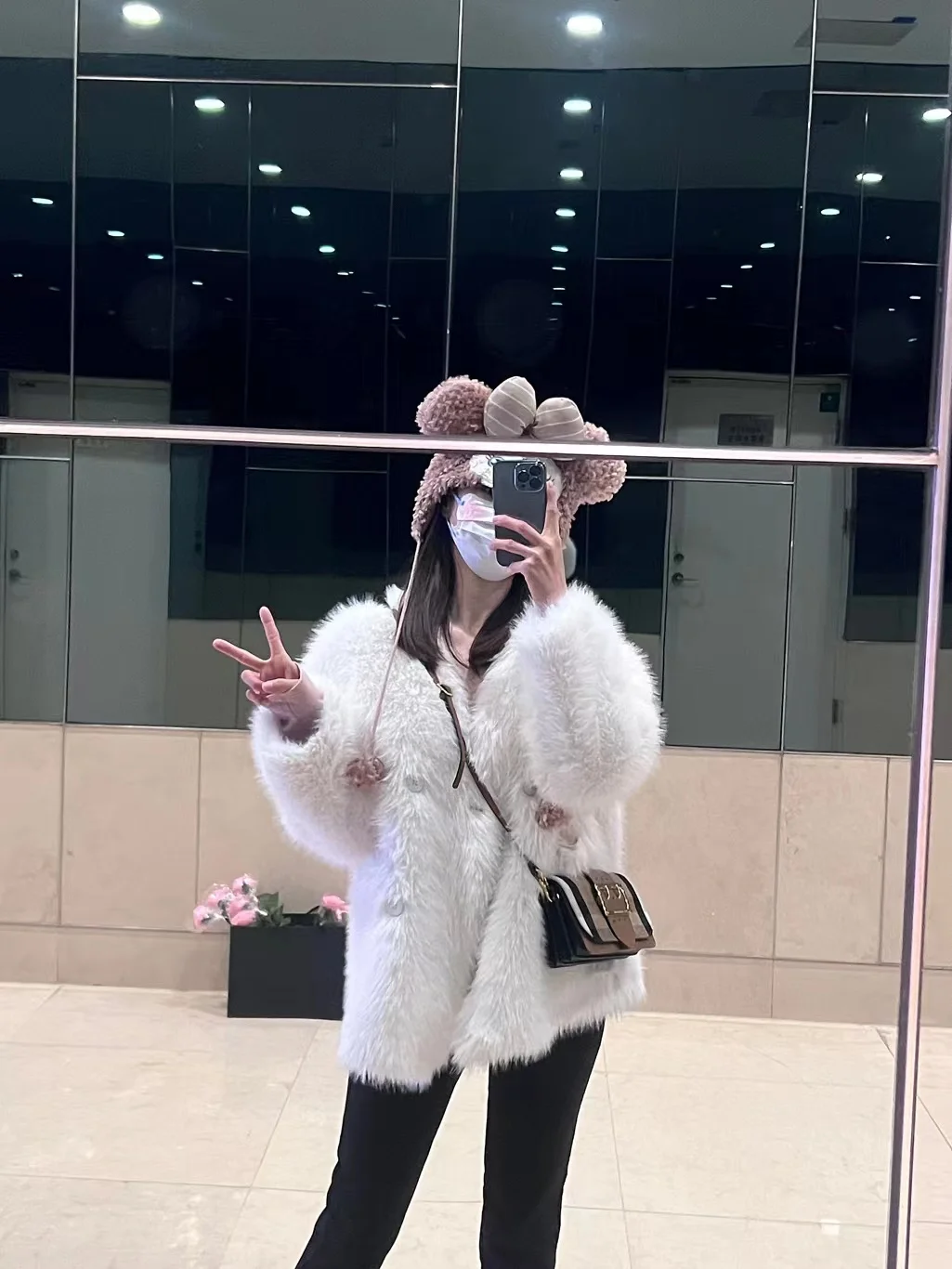 

Cassie Faux Fur Jaet Women's Winter Inteated Leather And Fur Warmth Outerwear Environmental Protection Long Sve V-Ne