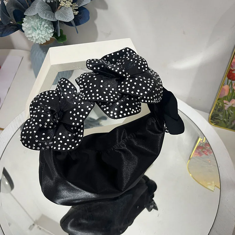 

Half Moon Satin Shoulder Bags for Women Elegant Diamond Flower Handbag Wedding Party Dinner Bag Sweet and Cute Square Bag