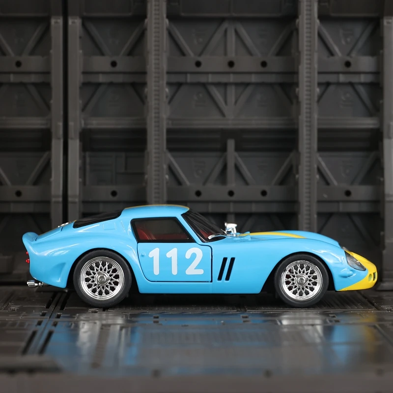 1:32 Ferrari 250GTO racing alloy supercar model doors can be opened has simulated sound and lighting functions, rich details