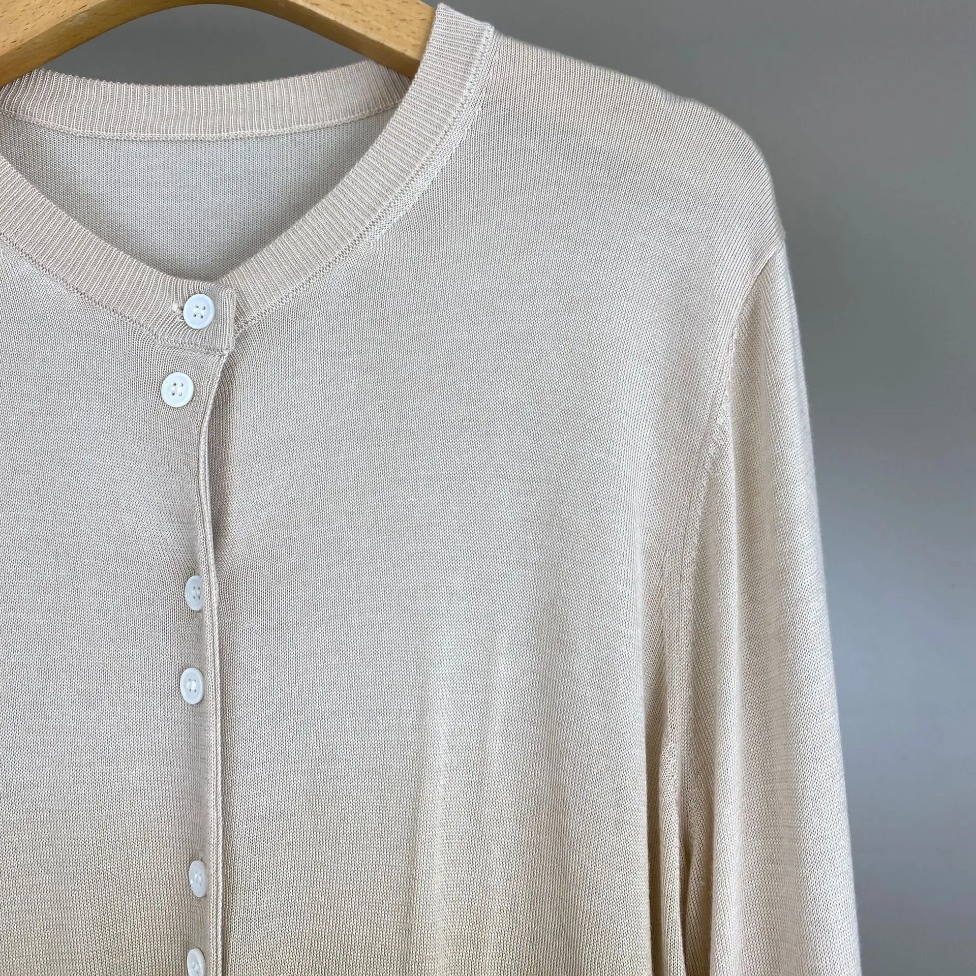 2026 Autumn/Winter New Style Wool Round Neck Gradient Color Knit Cardigan For Fashionable Commuter And Casual Women