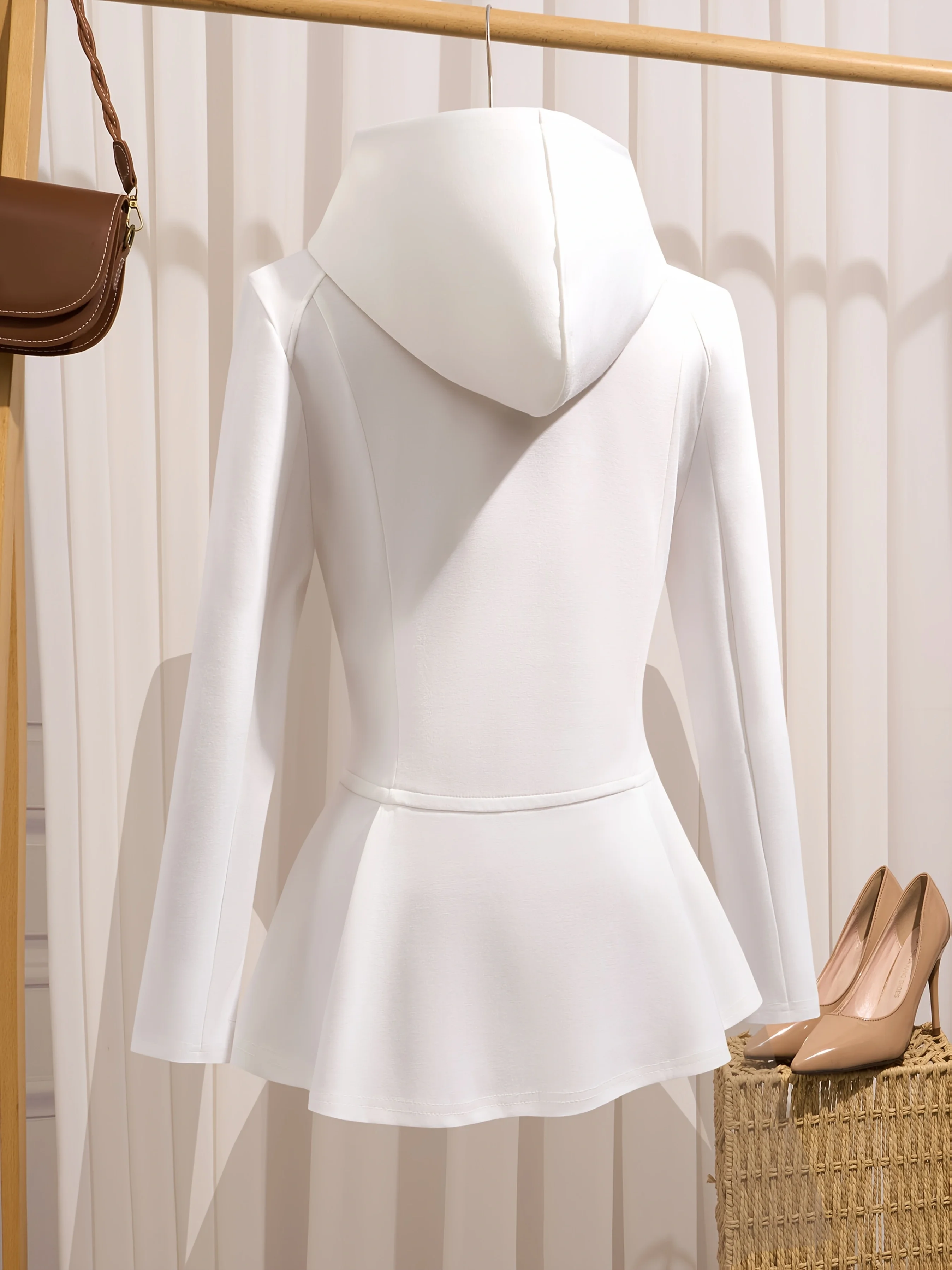 النسخة الكورية الجديدة لربيع 2025 سترة نسائية فريدة من نوعها ورفيعة المظهر وشديدة الخصر بلون سادة مع قلنسوة