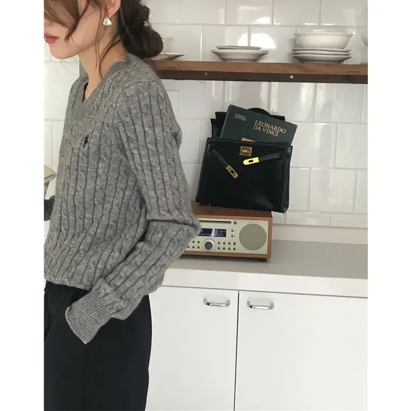 أنيقة خمر طويلة الأكمام البلوز سترة المرأة الكورية نمط التطريز محبوك أعلى لينة مرنة الخامس الرقبة كابل متماسكة