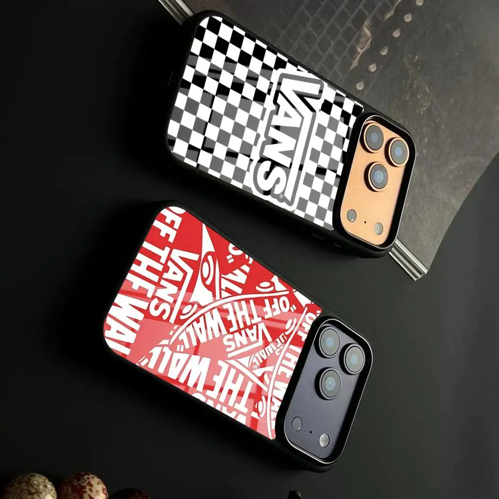 Capa de Celular V-VANS-S em PC+TPU, Tendência de Moda Quente, para iPhone 17 Air 16 15 17 14 Peaceful Pro Max 13 12 11 X XS XR Plus e Samsung S2