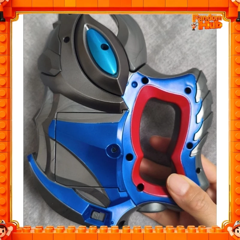 Na stanie BANDAI Ultraman Decker Transformation Device DX Ultra D Flasher (z bonusowym kluczem Ultra Dimension)