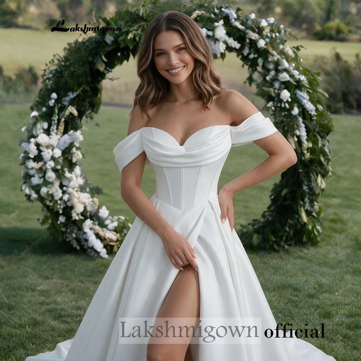 Schlichtes, schulterfreies Satin-Hochzeitskleid für die Braut, mit herzförmigem Ausschnitt, Korsett, hohem Schlitz und Schnürung am Rücken, Brautkleid, Robe de Mariée. – Detail 7
