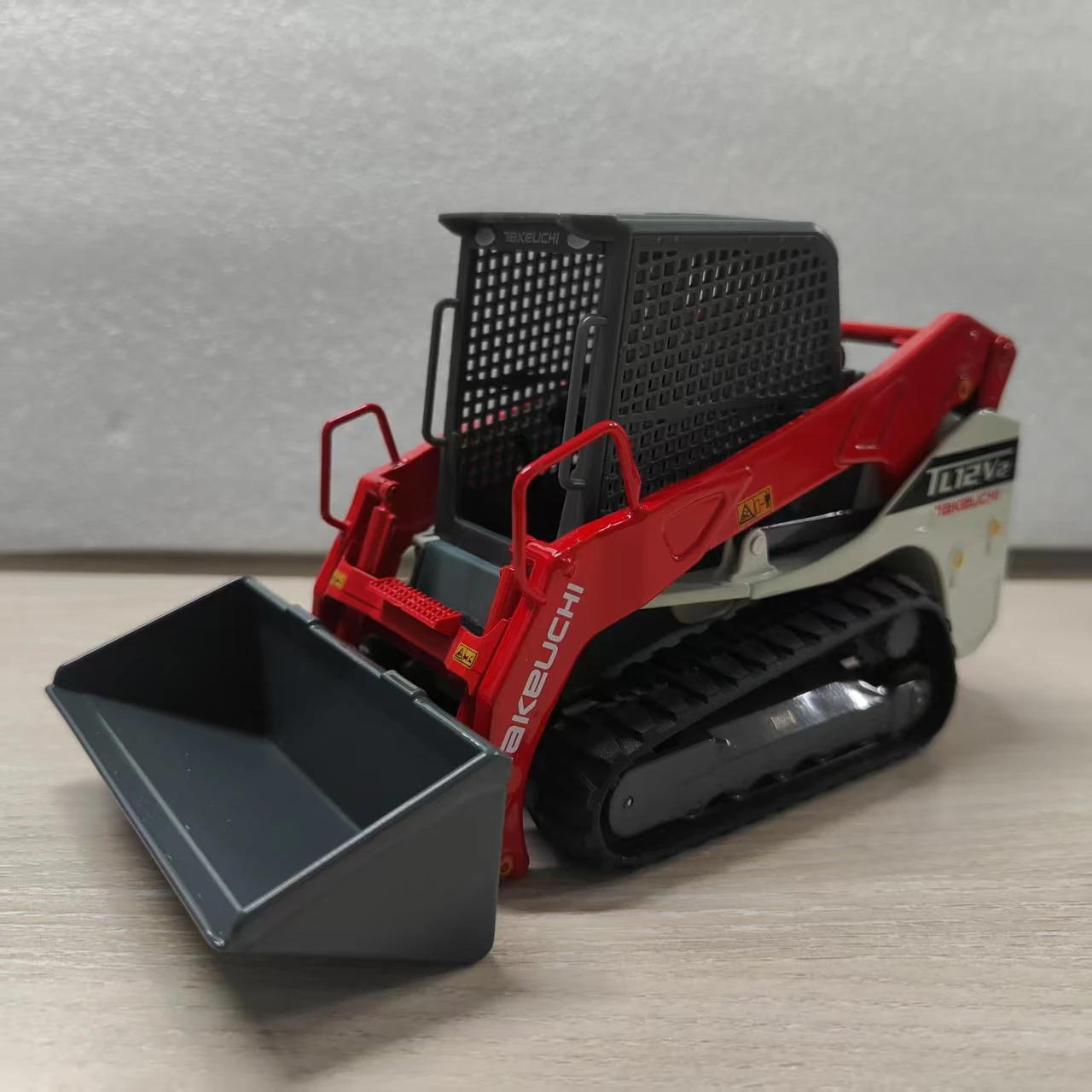 يموت الصب 1:25 مقياس Takeuchi TL12V-2 محمل زلق الهندسة رافعة شوكية ثابتة محاكاة سبيكة نموذج جمع هواية تذكارية #1