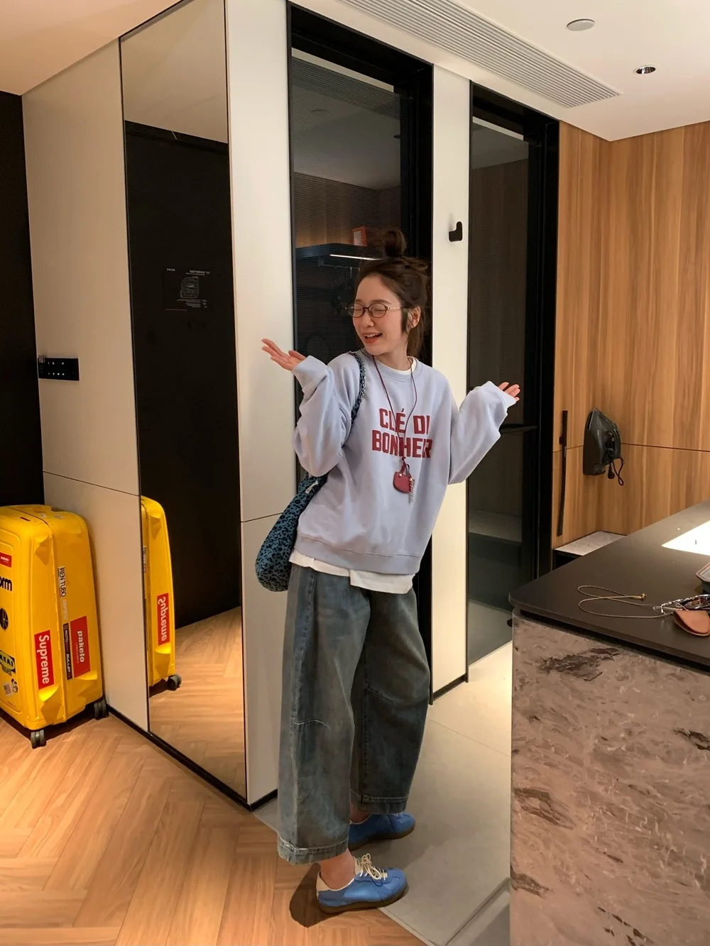 Xubeng Spring Loose Fit Women's Crew Neck Sweatshirt Light Blue Letter Print Casual Top Age Defying  Style Korean Design