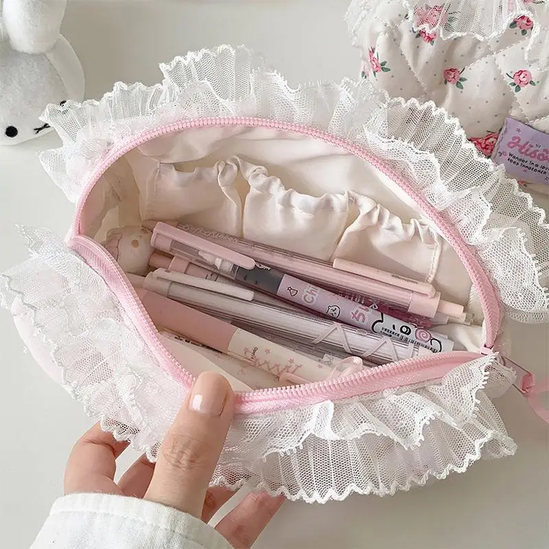 Niedliche, mit Spitze verzierte, gesteppte Kosmetiktasche mit großem Fassungsvermögen und hübschen Blumenmuster, ideal für die tägliche Aufbewahrung von Make-up, für Reisen und den Schulgebrauch. – Detail 4