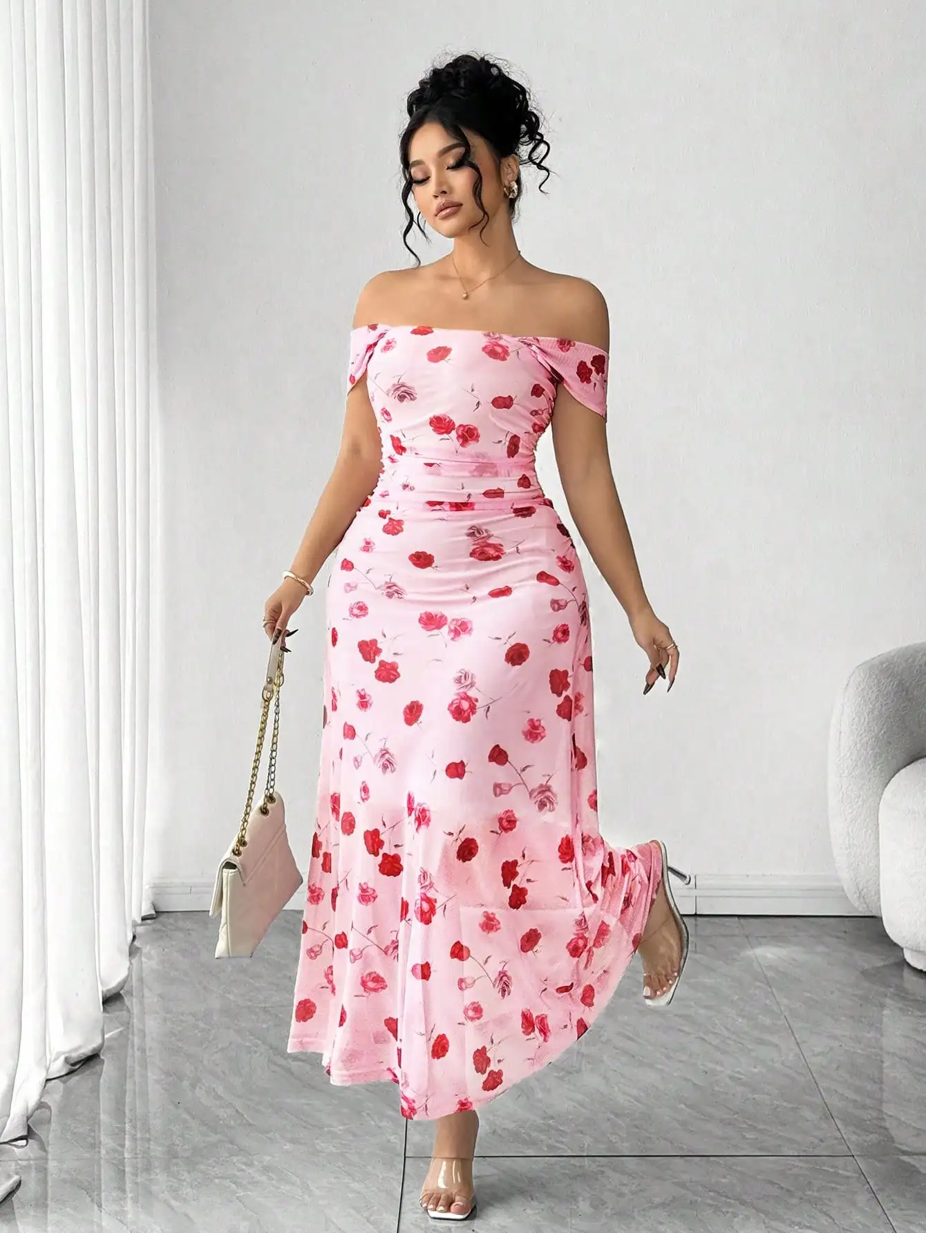 

Розовое цветочное платье макси с открытыми плечами, приталенной талией и плиссированной сетчатой отделкой