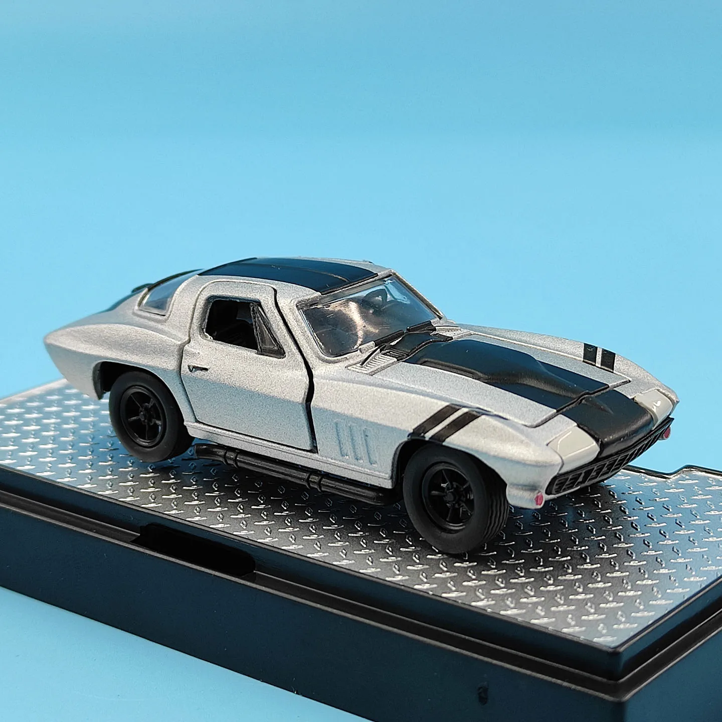 Diecast M2 1:64 Scale 1966 Corvette 427 Alloy Car Model view 5