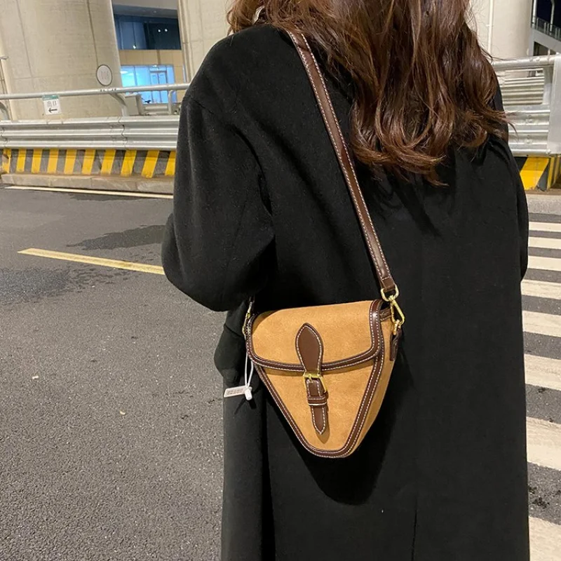 

Famous Designer Premium Shoulder Bag For Ladies, Leather Handbag Classic Design, Versatile For Office Wear