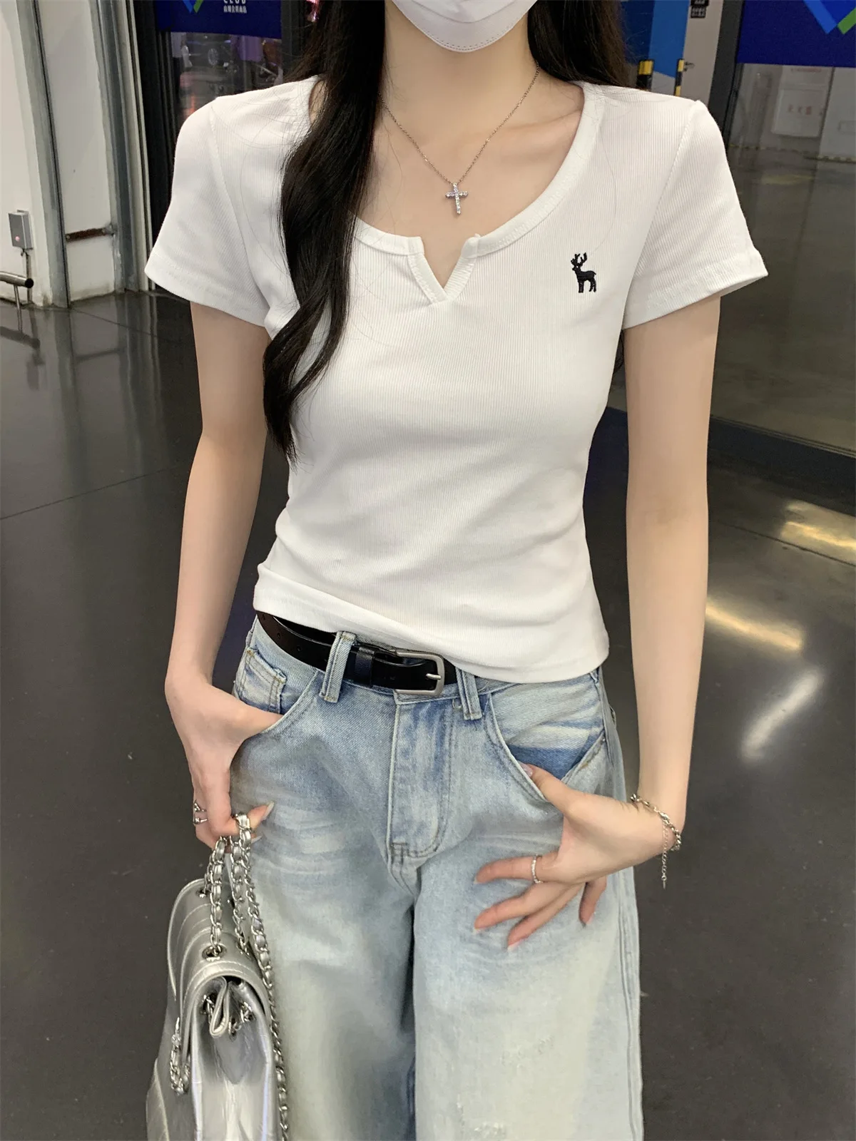 Damen T-Shirt Neues Sommer-Modell mit halb offenem Kragen, Stickerei-Design, Kurzarm-T-Shirt für Mädchen, Studentinnen, lässiges, schmal geschnittenes Oberteil. – Detail 3