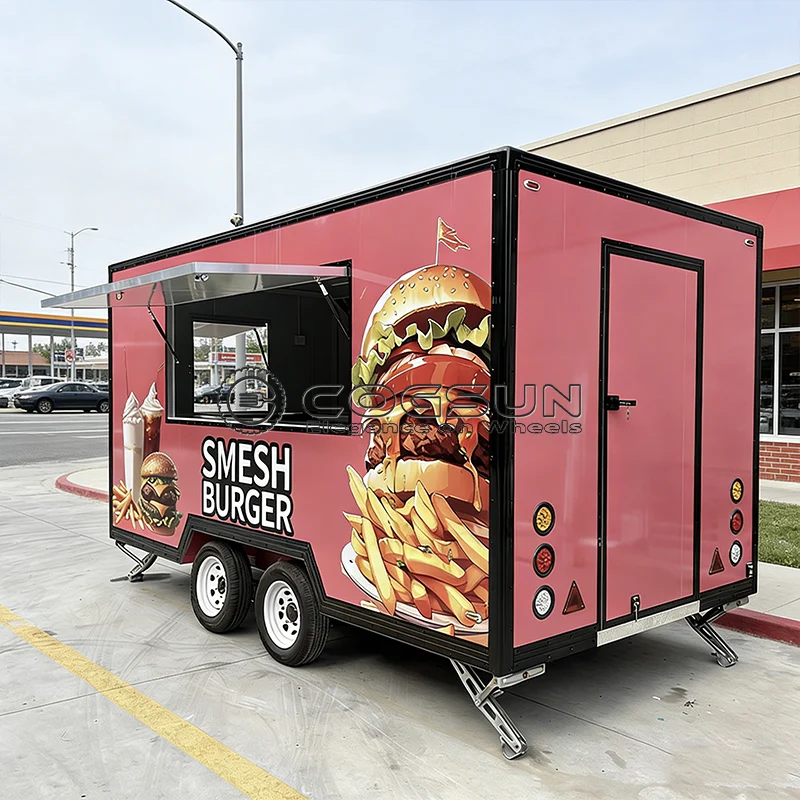 

Мобильный фудтрак из нержавеющей стали, полностью оборудованный для продажи пиццы, бургеров, хот-догов и кофе на улице.