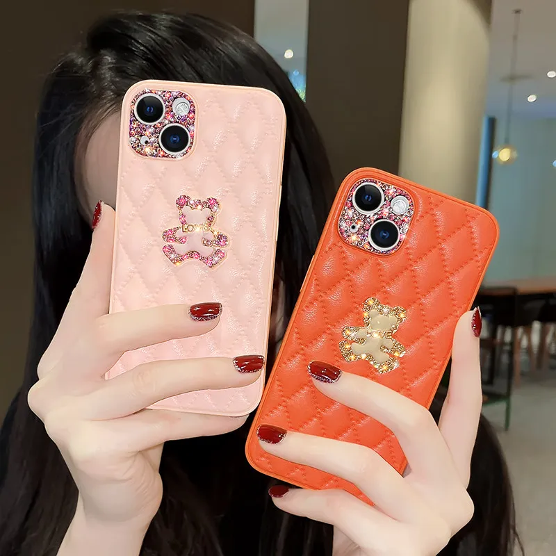 الكرتون الماس الدب عدسة الكاميرا حامي الحال بالنسبة آيفون 16 15 14 13 12 11 برو ماكس X XR XS 7 8 زائد غلاف الجلود الفاخرة غطاء