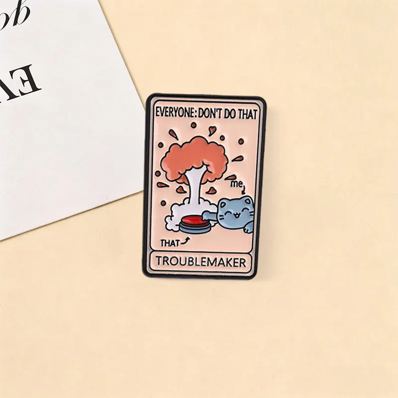 Streichhafter Blauer Katzen-Emaille-Pin: Lustige Schelmische Kätzchen-Broschen, Tier-Tarot-Schmuck, Anstecknadel, Geschenke – Detail 2