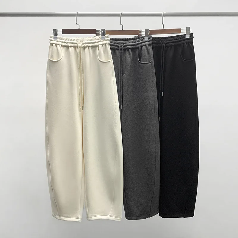 

Широкие брюки из микрофлиса на осень/зиму с эластичной резинкой на талии и загнутыми штанинами