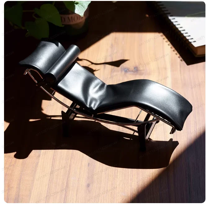 1928 Mini Furniture Museum Hand-made Art Collection Design Ornaments Le Corbusier LC4 Lounge Chair Model